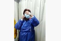 زغاريد من تحت الكمامة.. بعد شفائها من كورونا