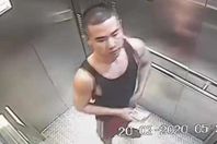 شاب يقوم بسلوك مقزز