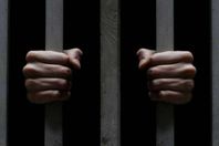 فتاة مسجونة