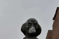 كمامة على تمثال بأسيوط.. والأهالي: يا ريت الناس تقتنع