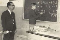 تفوق الخيال.. تلميذ ومعلمه في حفل زفاف بعد 50 عاما