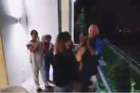 تصفيق وابتسامات مع زوجها.. آخر ظهور لنانسي عجرم في شرفة منزلها