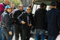 أحمد عزمي في جنازة والده