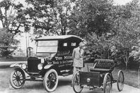 صورة نادرة لهنري فورد بجوار أول سيارة  قبل 100 عام