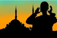 تنزيل-المؤذن-للصلاة-وتحديد-القبلة