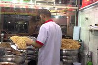 القبض على صاحب محل كشري تسبب فى تسمم 4طالبات بقنا