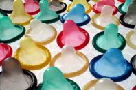 بالفيديو.. واقيات ذكرية يكشف لونها المرض الجنسي