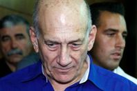 منع الزيارة عن "أولمرت" في محبسه