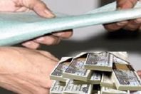 الرقابة الإدارية توقع مُحضِر أثناء تقاضيه رشوة