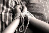 رأيت أبي مريضًا مربوط القدمين.. أفيدوني!