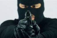 ملثمون يسرقون 280 ألف جنيه  من سائق دراجة بخارية