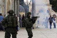 قوات الاحتلال تمنع المصلين من دخول الاقصي