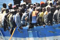 أسبانيا تنقذ 8 مهاجرين أفارقة أبحروا من شمال المغرب