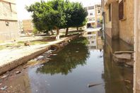 بالصور.. مياه الصرف تحاصر حي فيصل بالسويس منذ 5 أيام