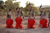 شاهد.. أطفال داعش يذبحون جنودا سوريين