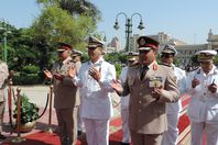 بالصور.. مدير الم يضع زهورًا على قبر الجندي المجهول