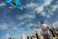 أطفال غزة يطلقون طائرات ورقية إحياءً لذكرى "تسونامي اليابان"