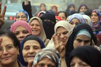 سيدات شبرا وروض الفرج يكتسحن الرجال بالطوابير