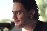 "القطط" تتسبب فى حرق شقيقة خالد أبو النجا