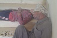 الأهالي يفترشون السلالم