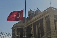 تركيا تُنَكس أعلامها في مصر حدادًا على ضحايا الكنيسة