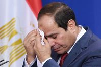 «السيسي» بين نارين