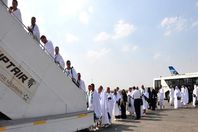 نقل 9800 معتمر إلى الأراضى المقدسة