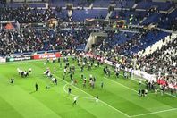 جماهير ليون تنزل الملعب هربا من جمهور بشكتاش
