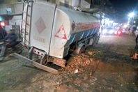 سقوط سيارة مواد بترولية -خاص