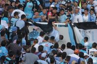 القاء مشجع من المدرجات