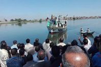 محاولة لاستخراج الشاب الغريق