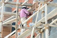 أنزل على سقالات من الخشب