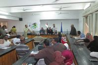 النائب خلال الاجتماع