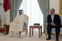 أمير قطر وخالد مشعل