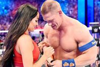 "جون سينا" وخطيبته يتعريان أمام الجمهور