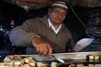 أبو ياسر أشهر بائع سمنية في بورسعيد