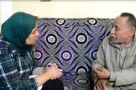 ام تعذب ابنها بحرقوا في عضو الذكري