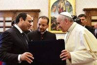 "السيسي" يتبادل تذكارات العائلة المقدسة مع بابا الفاتيكان