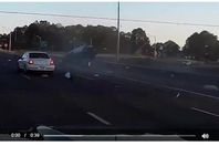 نجا قائد سيارة بشكل  بعدما انقلبت سيارته 

