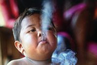 طفل يدخن في سن العامين