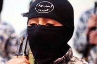 طفل داعشى يتوعد قومه بالقتل