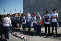 لماذا ارتدى معارضو السيسي الـ«ـتي شيرت» الأبيض؟