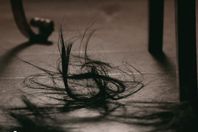 امرأة قصت شعرها