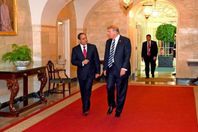 السيسى وترامب اثناء دخولهم على السجادة الحمراء