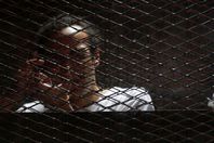 "شوكان" يشير من داخل القفص