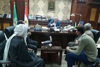 محافظ المنيا  يلتقى اسرة الشهيد