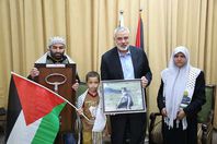 «هنية» يكرم الطفل محمد عياش