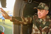 «أردوغان» بالزي العسكري على حدود سوريا