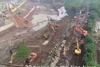 انهيار خط سكك حديدية وسط الصين