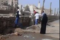 سياح يقفزون علي السور